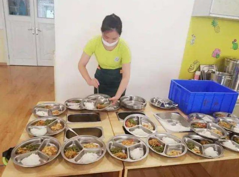 家长们|“幼儿园大锅饭是给给农民吃的”无理妈妈的蠢行为,被孩子打脸了