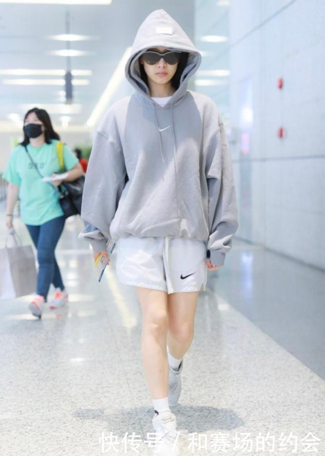 腿短偏胖的女人,穿衣别再塞衣角了,学会这2个技巧,醒目又出彩