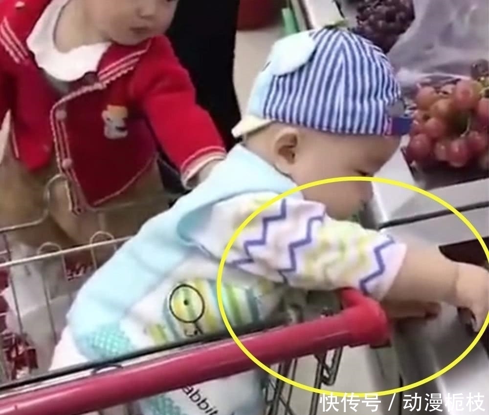 提子|妈妈带宝宝逛超市,走到水果区宝宝竟做出如此行为,评论炸了