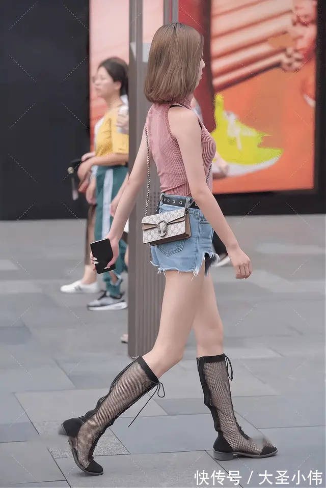 牛仔短裤|美女街拍:无袖高领紧身上衣,搭配毛边牛仔短裤,舒适凉快又酷又飒爽