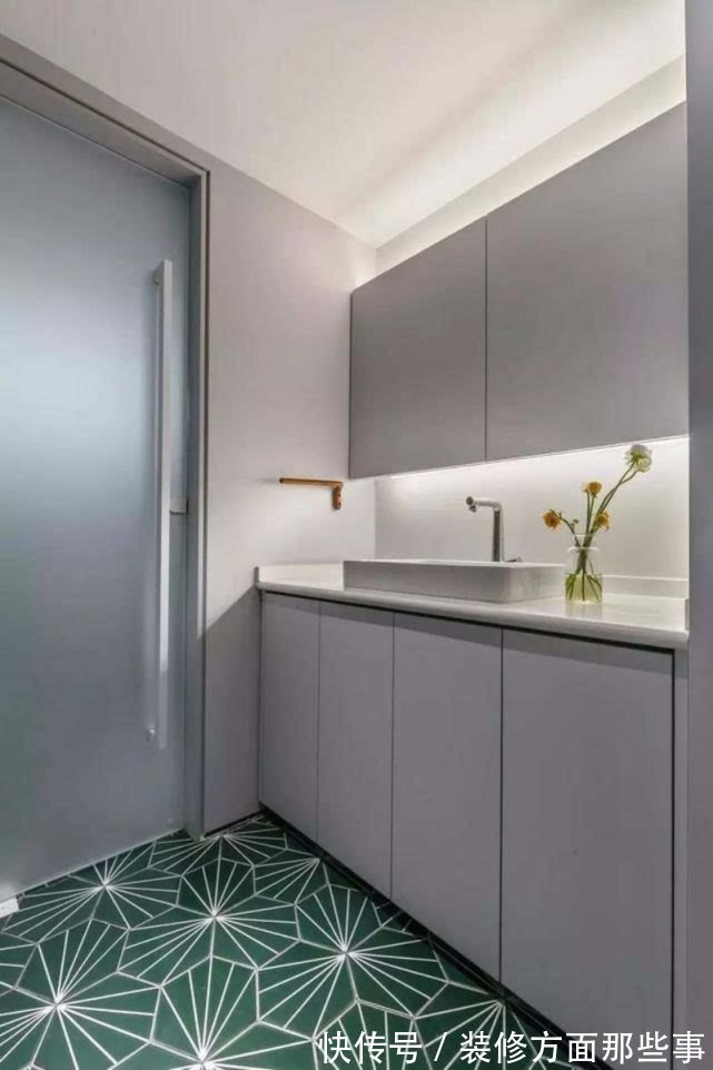 亚光砖|89平借用厨房空间将干区移到卫生间外，将电视墙改为柜子隔断