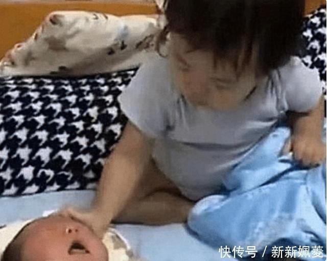 家长们|2岁姐姐被3个月大的弟弟吵醒,看到妈妈不在,姐姐的做法很暖心