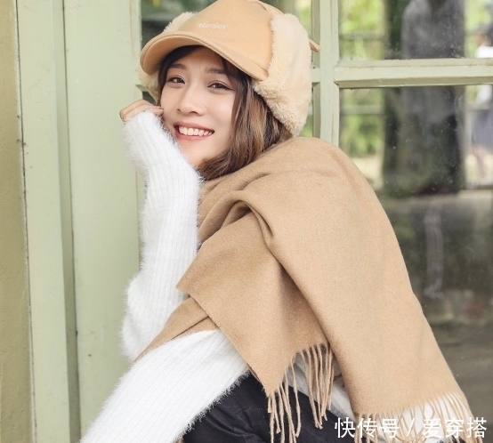 冬天里，围巾选3种“耐看色”，让你高级有气质