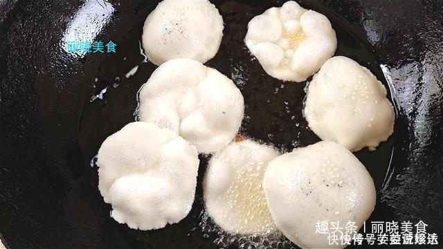 糯米粉开水烫一烫，不加鸡蛋不加油，个个酥脆鼓大泡，比薯片好吃