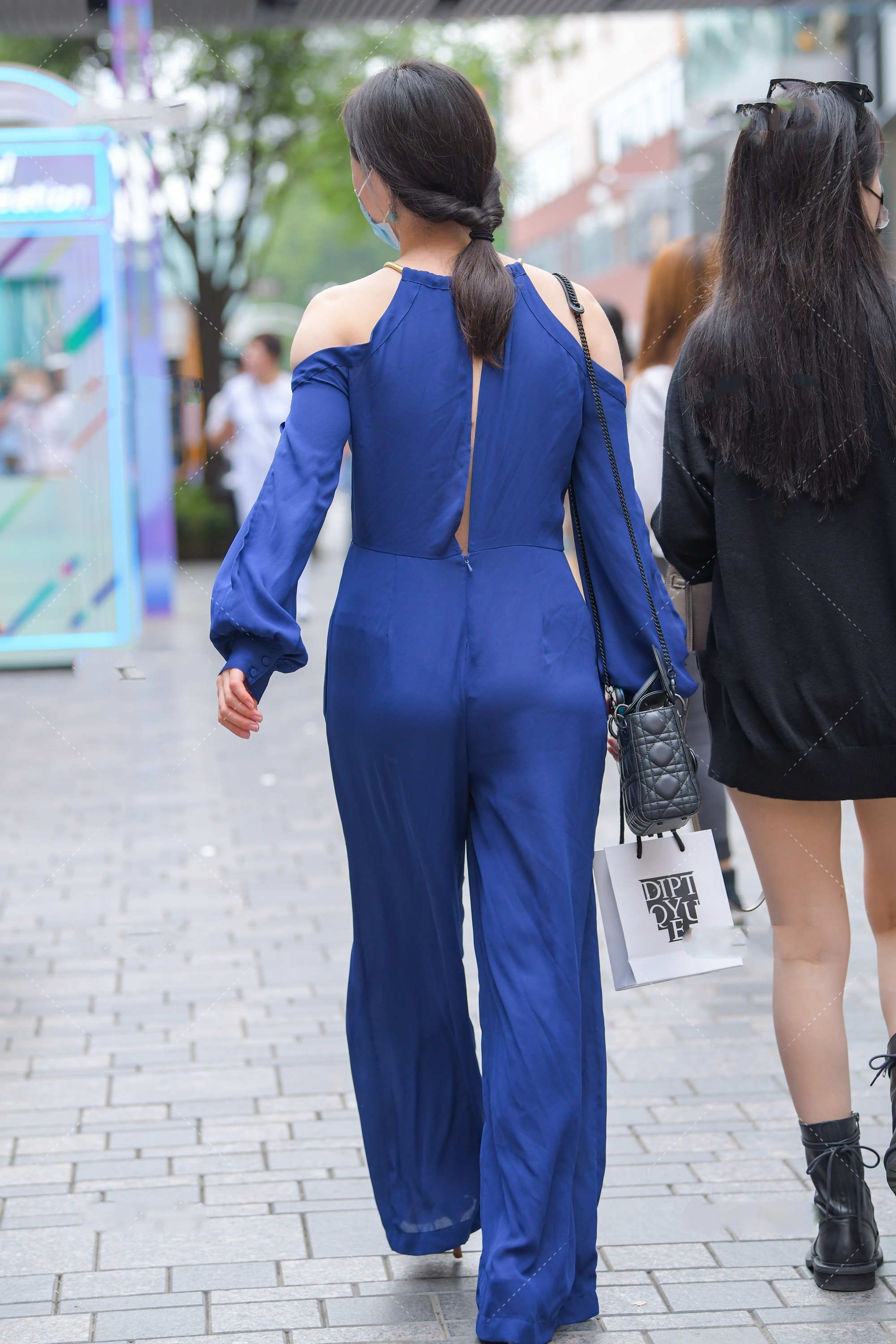 一身藏蓝色的连体衣搭配一双凉鞋, 气场强大, 衣服版型设计独特