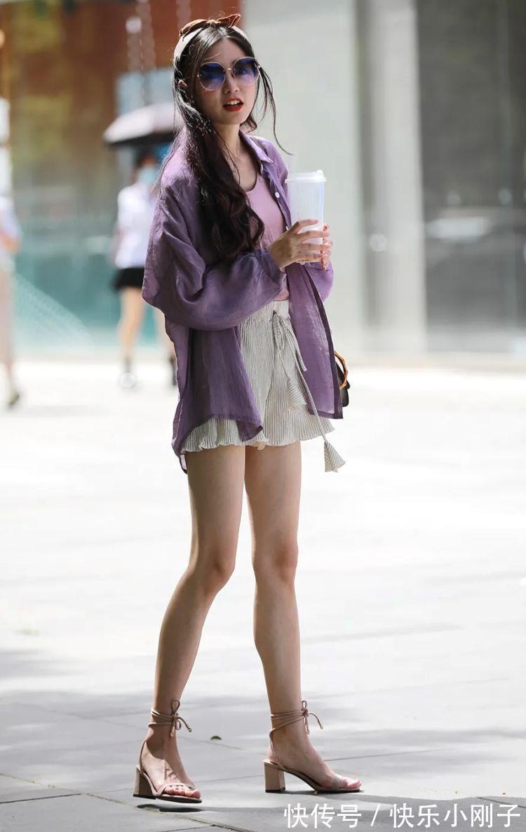 针织开衫 小姐姐身穿紫色开衫配裙装,塑造梦幻美造型