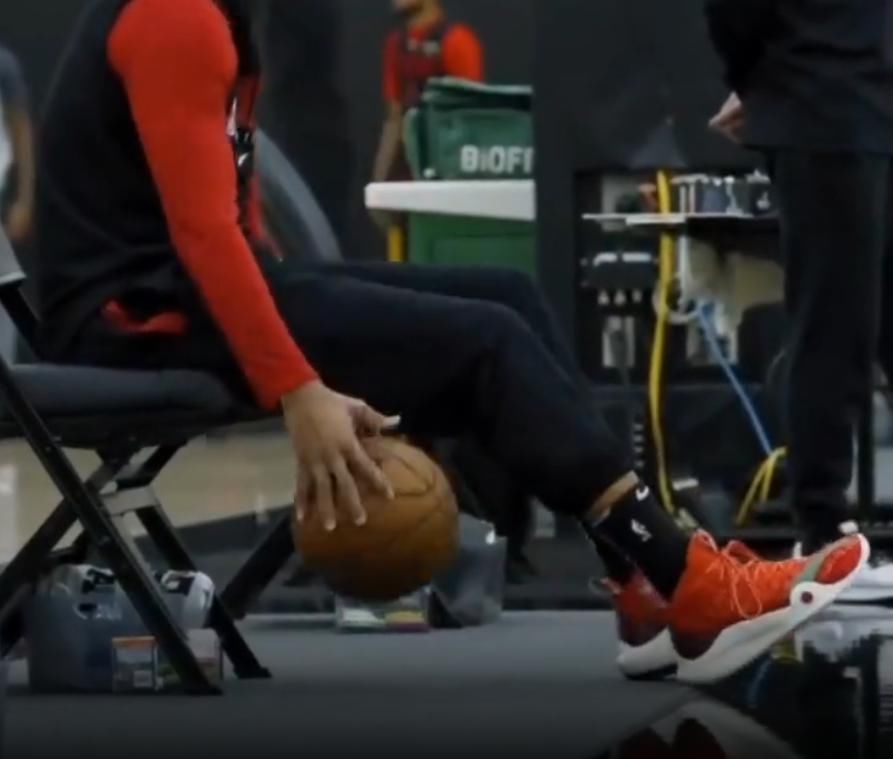 CJ1代终于曝光？球员上脚玫瑰城配色，外形好评，签名鞋还是驭帅15？