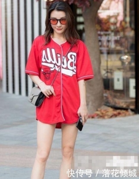 街拍美图青春迷人的小姐姐,穿出不同的时尚气质,更青春亮眼