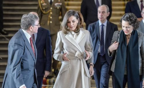 莱蒂齐亚人真美,穿浴袍大衣秀身材,有这魅力难怪能当西班牙王后