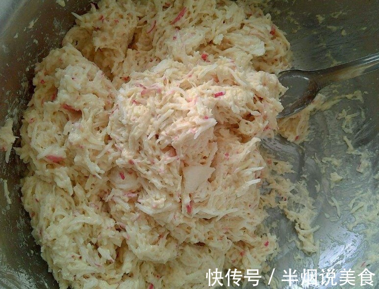 60岁奶奶炸萝卜丸子调面糊时，不加水只加它，丸子又香又脆