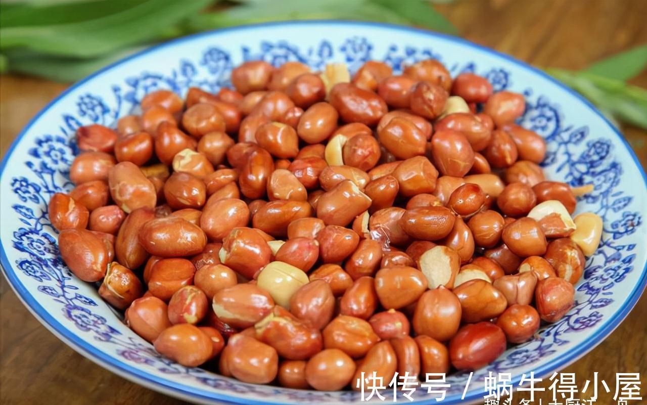 油炸花生米，先下锅炸就错了！难怪不酥脆，教你正确做法