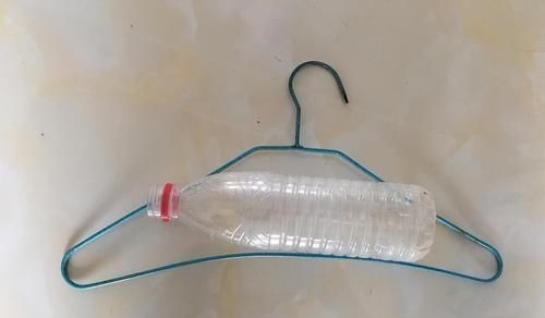 衣架上挂两个塑料瓶,放在阳台太实用了,解决了家家户户的大难题