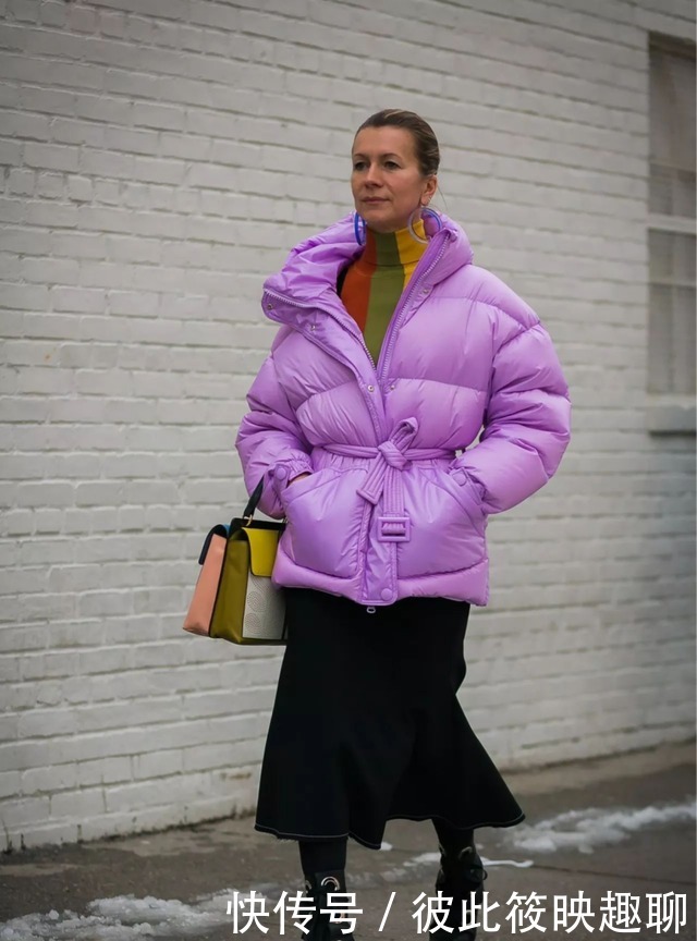 羽绒服|今年秋冬流行“针织裙”,显高时髦还抢镜,搭配羽绒服大衣都好看