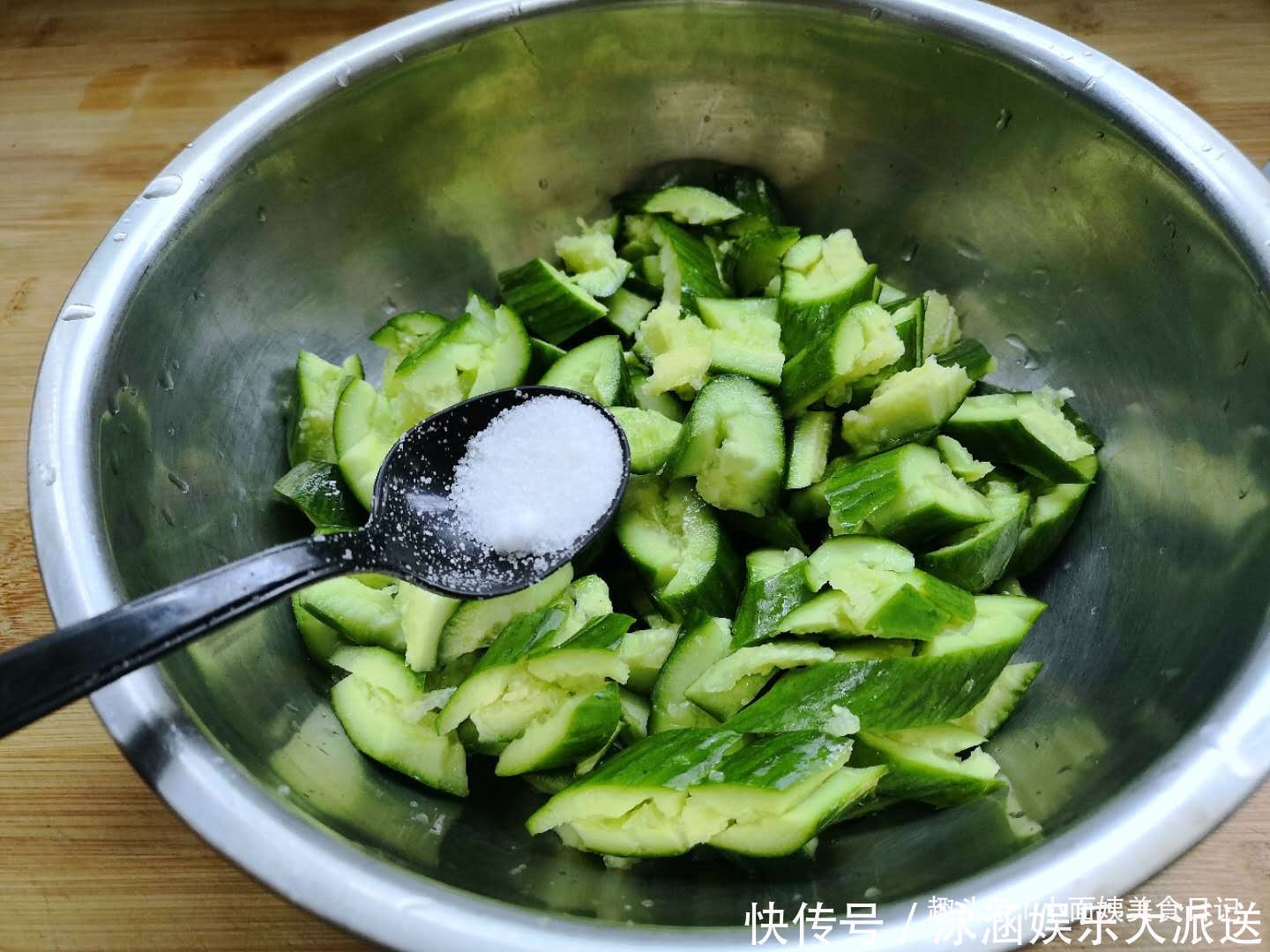 乳瓜拌木耳|夏天不吃这瓜可惜了,清热解暑,和木耳是绝配,比凉拌黄瓜还好吃