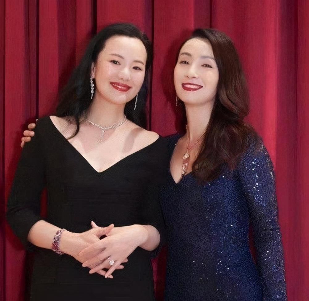 咏梅和陶虹罕见同框，一个自然衰老一个积极抗老，如今容貌大不同