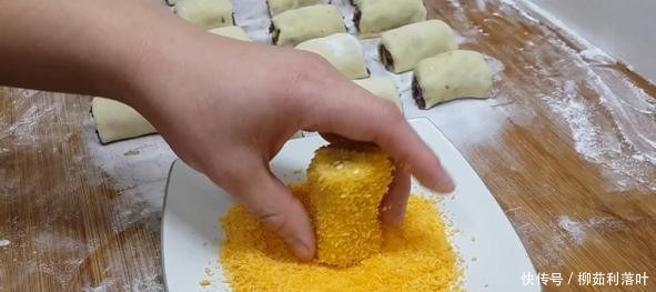 用红豆来做个红豆卷,外酥里嫩,入口香甜,家里孩子超爱吃