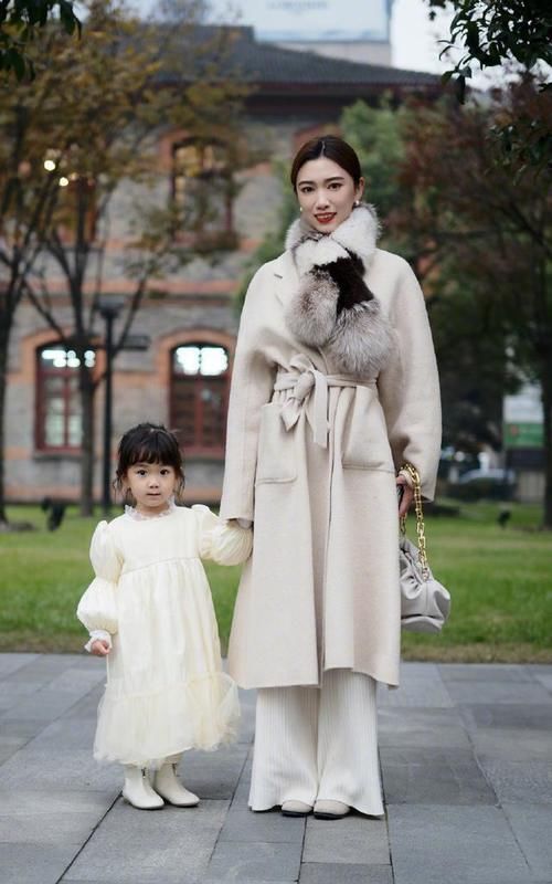 火了一款裤子叫“毛线裤”，柔软舒适，配大衣羽绒服都好看