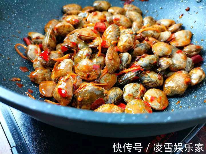正确做法|炒花蛤时,有人焯水,有人直接炒,大厨都不对,教你正确做法