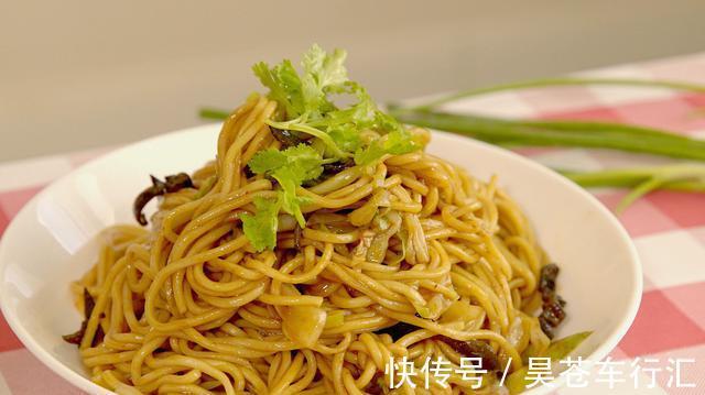 豆角|教你爽口解馋的酸菜鸡丝豆角面，营养好吃超美味，怎么都吃不腻