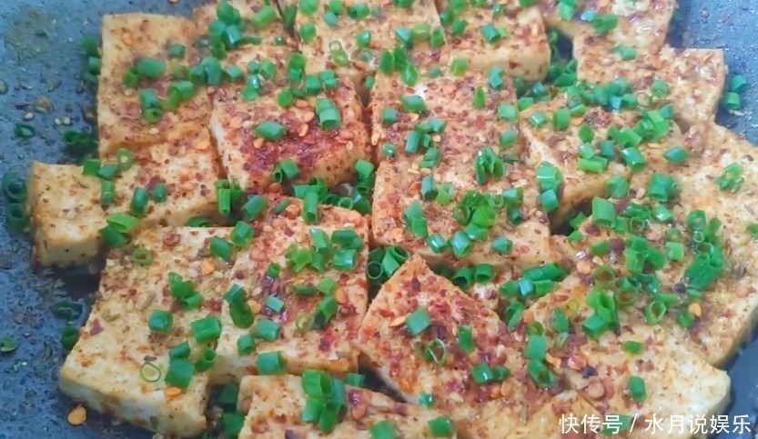 凉拌|豆腐新吃法，不炒不炖不凉拌，撒点调料，鲜香美味，外酥里嫩