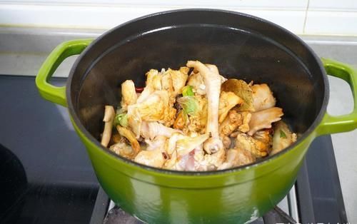 它是东北八大炖之一，无法超越的经典，炖出东北的好客与温柔！