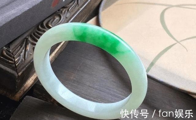 翡翠手镯&翡翠首饰种类多样,女人的一生中,应该拥有哪三种类型!