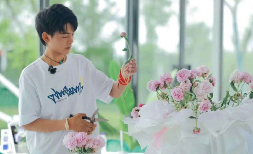 丁真|丁真在《中餐厅》屡被“占便宜”,语言受限的他该如何脱颖而出?