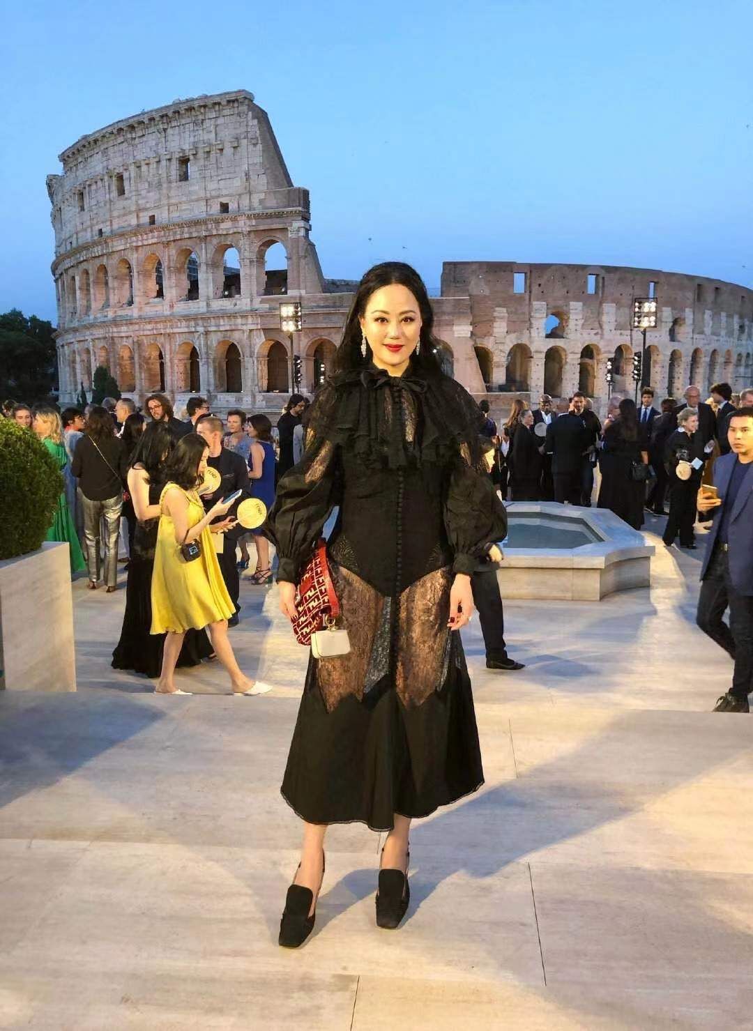 章小蕙真会穿！微胖身材穿大红裙显得高级贵妇感，不愧是名媛本媛