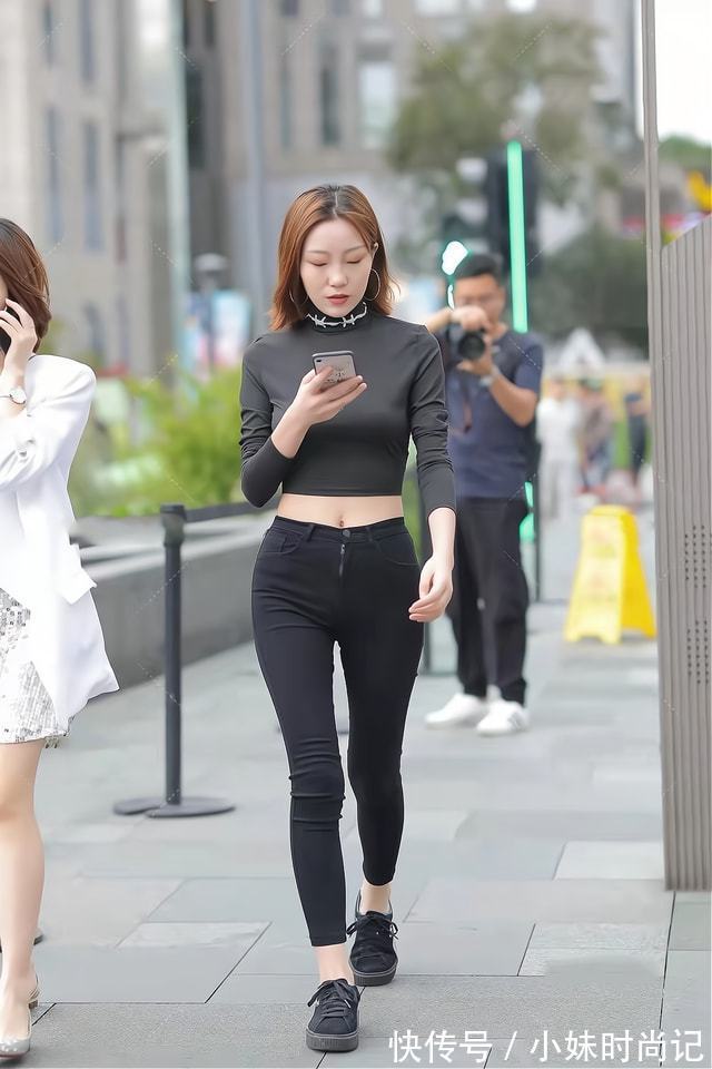 衣服 黑色短衫、黑色紧身牛仔裤,一身黑的打扮,除了帅酷还很显瘦