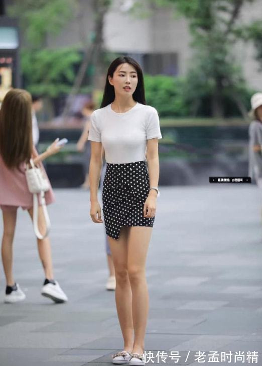 搭配|黑色圆点包臀裙,笔直长腿很是惹眼!笑容甜美似初恋好爱呀!
