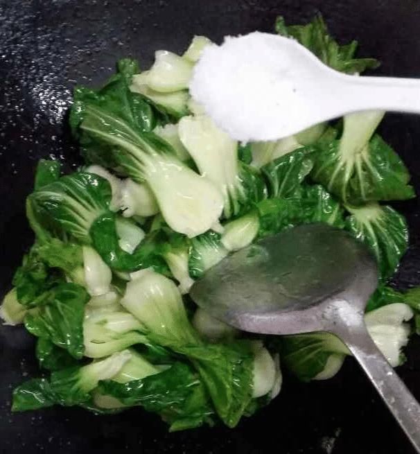  炒绿叶菜，总是发黄还出水？大厨教你3招，翠绿又脆嫩，还不出水