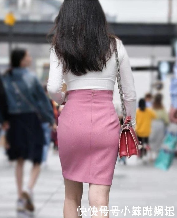 性感|街拍大龄阿姨搭配粉色短裙,青春可爱中透着性感