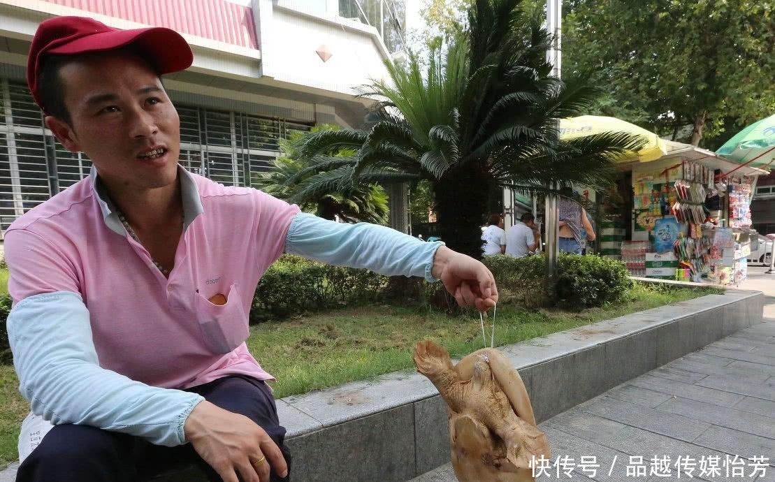 野生|男子钓获野生“老鳖精”,街头叫卖5千,网友:最多值1千!