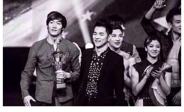 曾被王菲邀請(qǐng)助演，也是春晚常客，張傲月才是《追光》的掃地僧