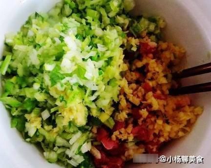 西葫芦别再炒着吃了,教你新做法,清新又爽口,我家一周吃3次