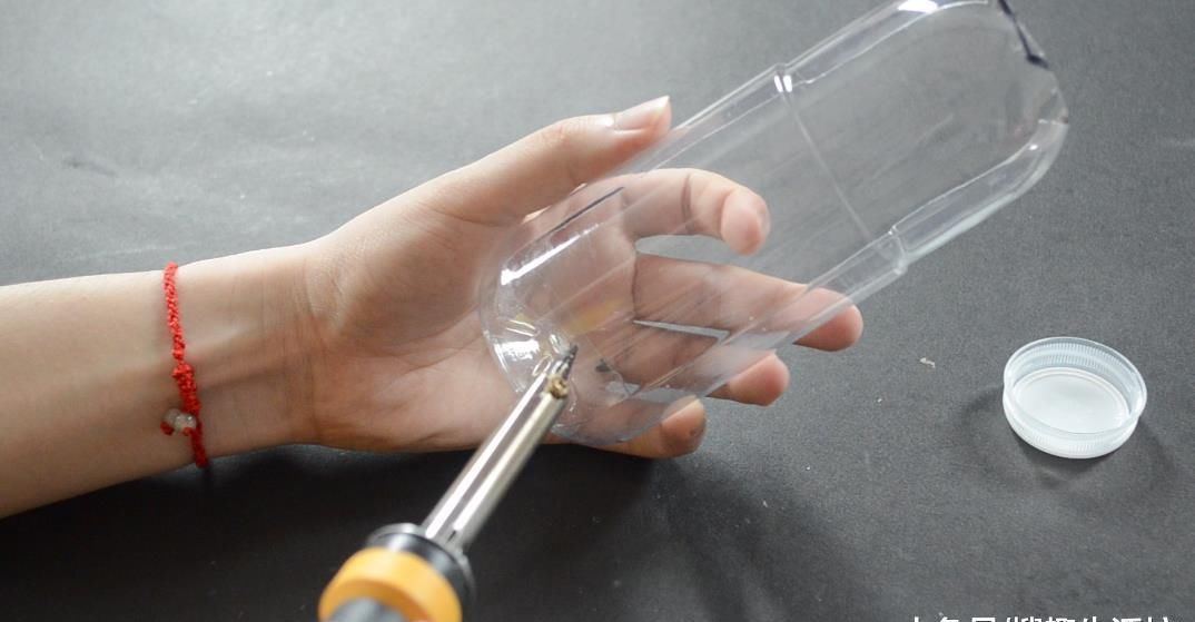  省钱|塑料瓶我再也不扔了, 改造一下, 粘在厨房里有大用处, 省钱又实用