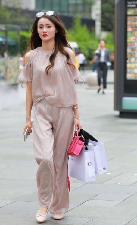 街拍：美女穿吊带紧身裙，墨镜遮面气场强大，浑身散发丰腴之美