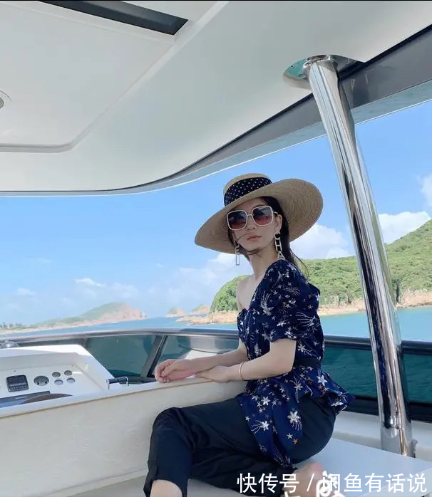 元素|方媛不愧是天王嫂,印花T恤配小黑裤也穿出高级感,气质都升华了