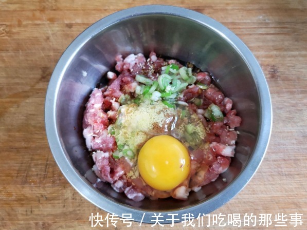 肉丸子|做肉丸子时,记得放3样调料,丸子香浓没腥味,鲜嫩Q弹,太好吃了