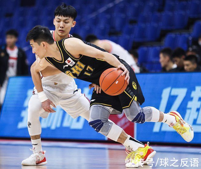 广厦|CBA争议吹罚，裁判明显偏袒广东胡明轩，解说沉默1分钟什么也没说