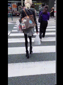 |搞笑GIF:不管这个女孩在哪个城市,我一定要得到她