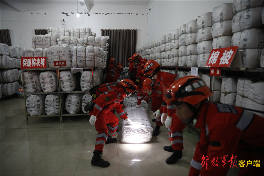 武警官兵|驰援灾区｜武警官兵紧急搬运抗震救灾物资