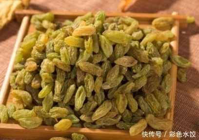 葡萄干不要当零食吃了,如此搭配泡水喝,气血足了,晚上睡眠好