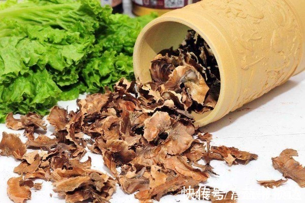 核桃皮|核桃中的分心木竟然是宝，用来泡水喝有4个功效，男人女人都需要