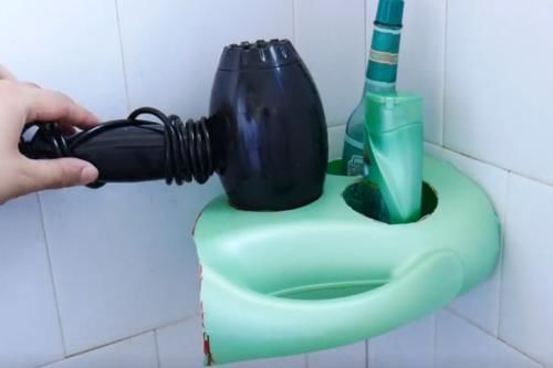 洗衣液瓶不要扔,中间切3个圆圈,放在卫生间,全家人都抢着用