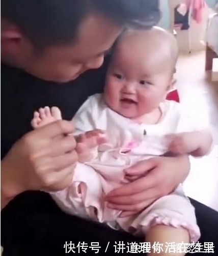 嫌弃|宝宝一脸嫌弃的看着爸爸,因为爸爸一直啃他的脚丫,自己没有吗