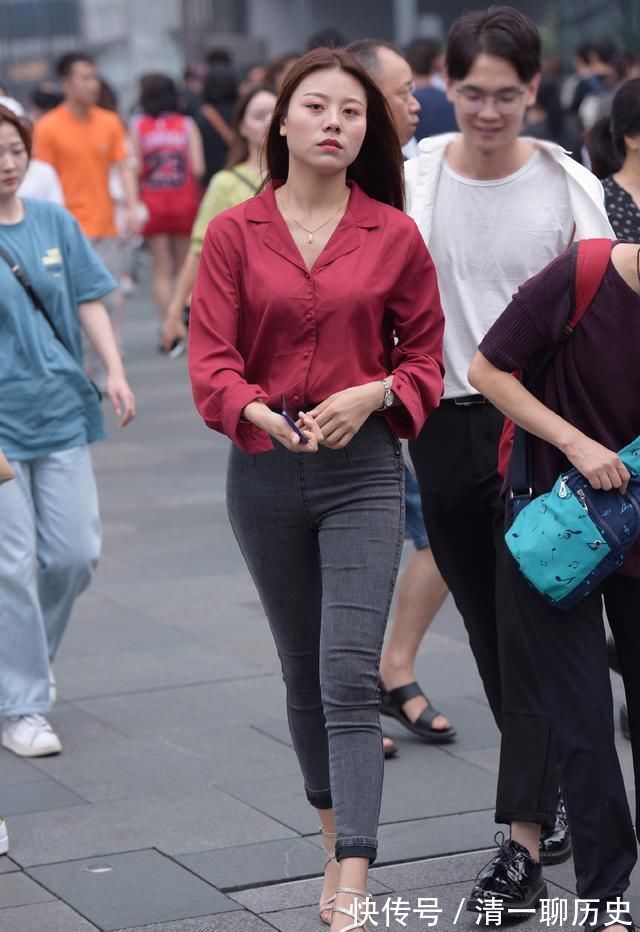 职场|牛仔裤搭配红色衬衣，休闲干练不俗套，日常职场都适用