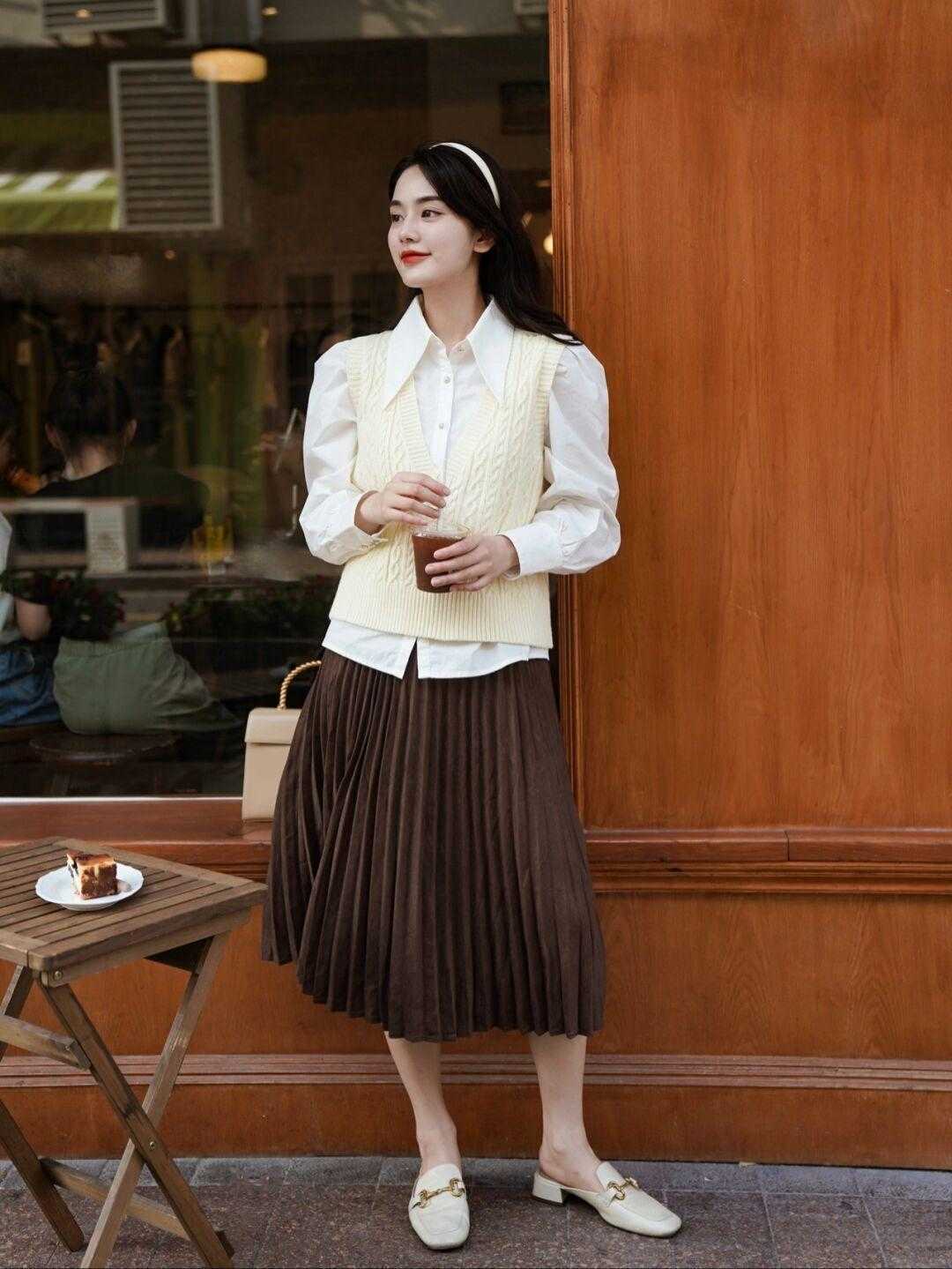 搭配|秋天穿衣要风度也要温度,这条裙子保暖又时尚,穿出了时髦感