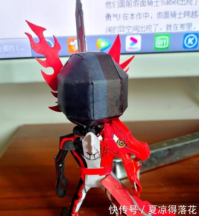 手办|漫迷自制《假面骑士圣刃》手办,网友生而为人,我很抱歉