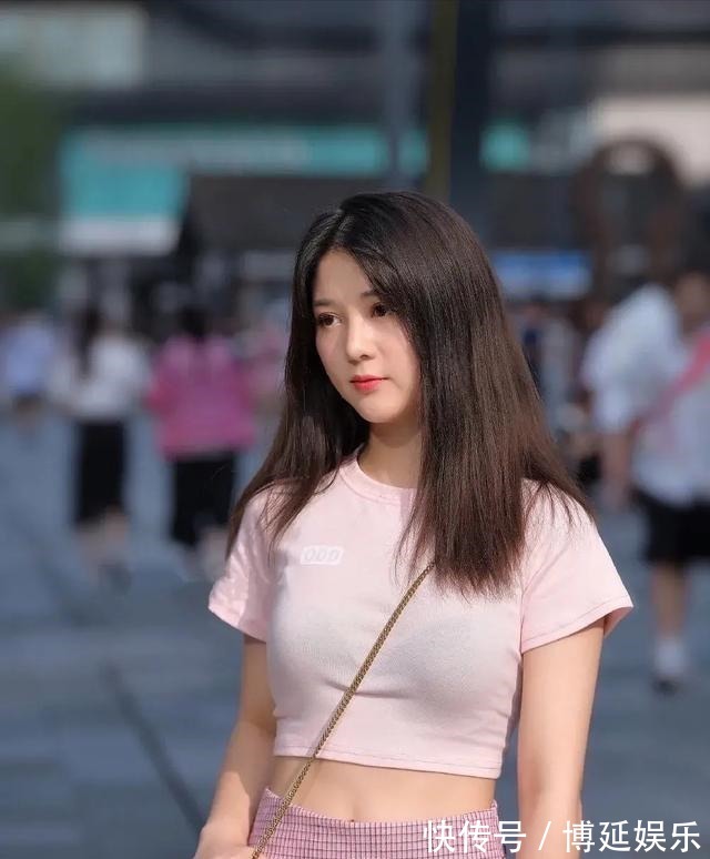 清纯 淡粉色T恤搭配小香风半包臀裙,清纯时尚惹人爱,简直太甜美了!